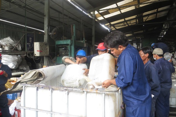 Tiêu hủy rượu tự nấu với số lượng cực lớn - ảnh 2
