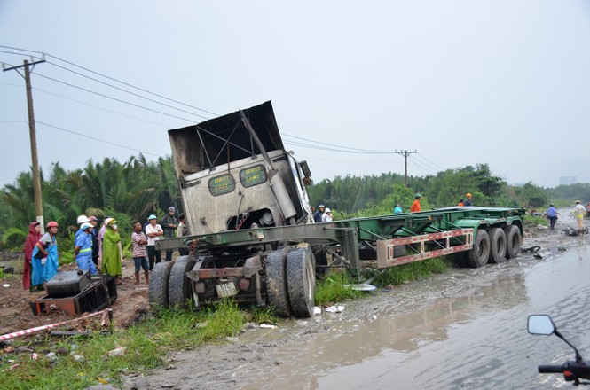 ‘Hung thần’ container tông nát 2 xe máy, 2 người tử vong - ảnh 3