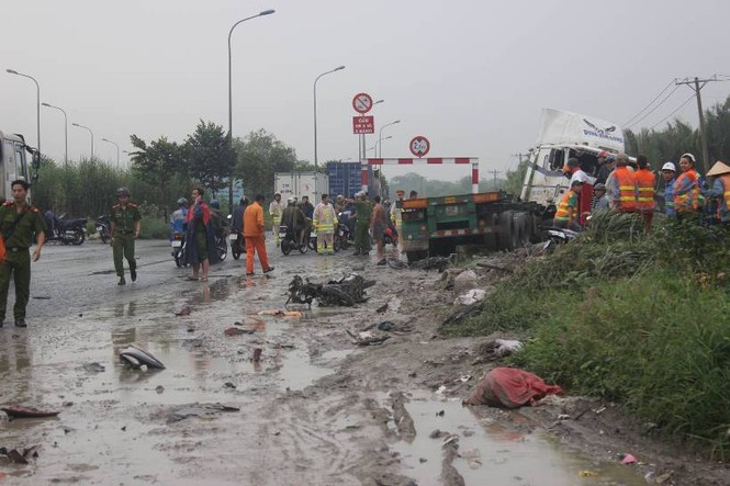 ‘Hung thần’ container tông nát 2 xe máy, 2 người tử vong - ảnh 4