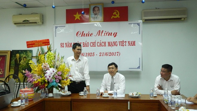 Lãnh đạo TPHCM thăm cơ quan đại diện báo Tiền Phong - ảnh 1