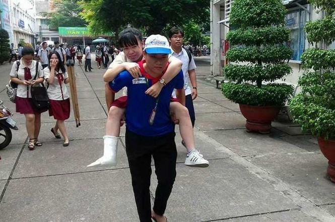 Xúc động, tình nguyện viên cõng nữ sinh gãy chân leo cầu thang - ảnh 1