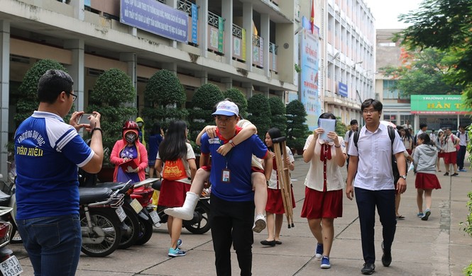 Xúc động, tình nguyện viên cõng nữ sinh gãy chân leo cầu thang - ảnh 2