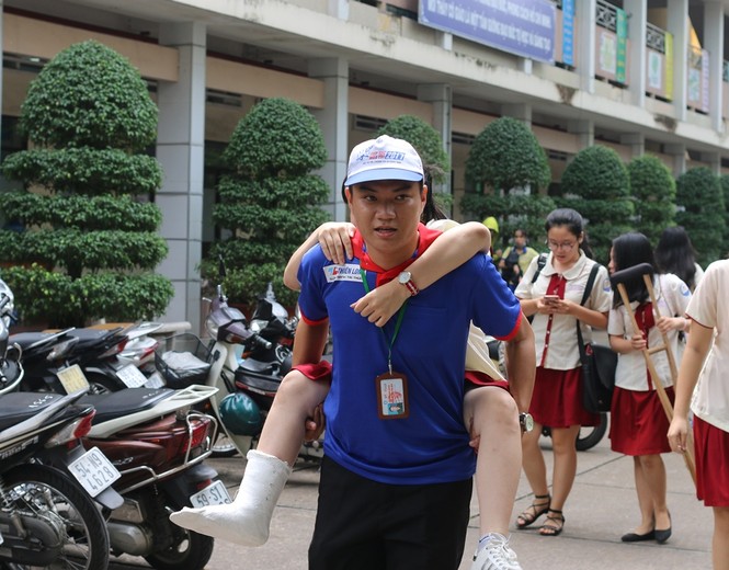 Xúc động, tình nguyện viên cõng nữ sinh gãy chân leo cầu thang - ảnh 3