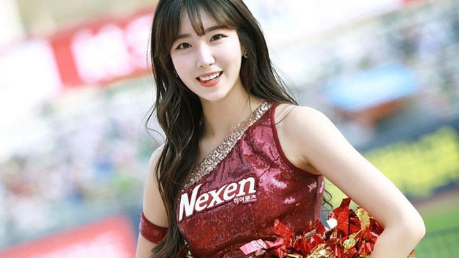Nữ cổ động xinh đẹp tựa sao Hàn gây sốt mạng - ảnh 1