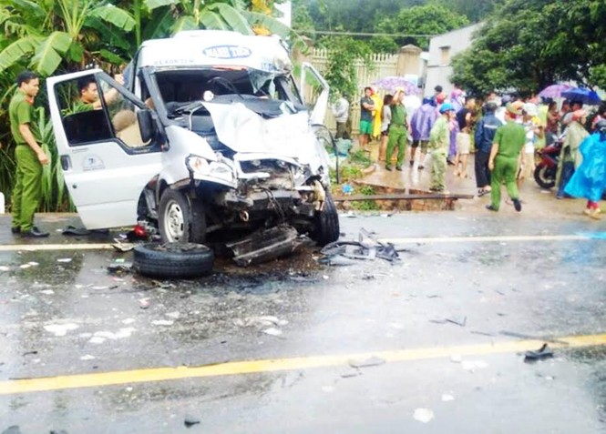 Hai xe khách đâm nhau kinh hoàng, 14 người thương vong - ảnh 1