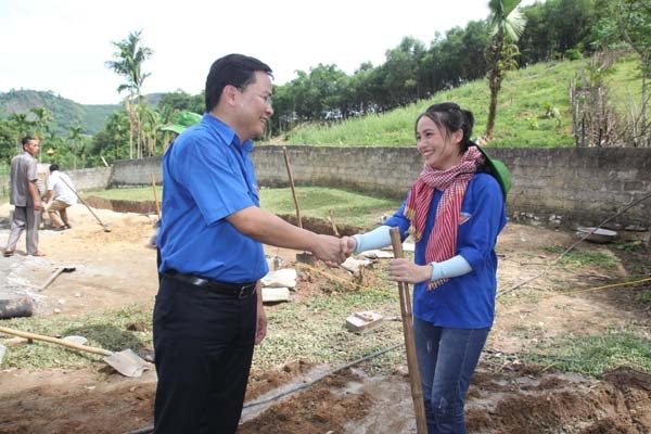 Trung ương đoàn trao nhà tình nghĩa cho cựu TNXP - ảnh 1
