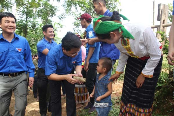 Trung ương đoàn trao nhà tình nghĩa cho cựu TNXP - ảnh 2