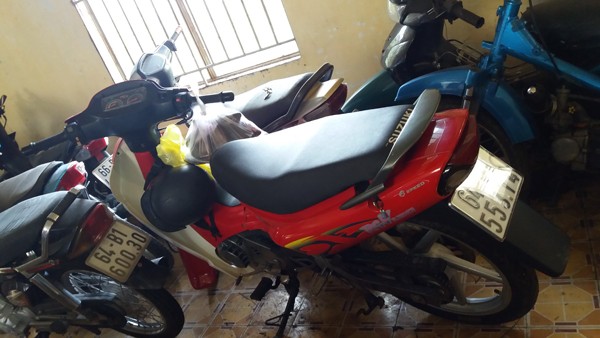 Xe 'kẹp ba' lạc tay lái, cô gái ngã gãy cổ tử vong - ảnh 1