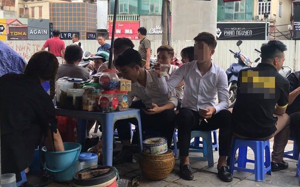 Bóc mẽ cô gái trẻ rửa chân trong xô trà đá xong rót bán cho hàng loạt khách - ảnh 1
