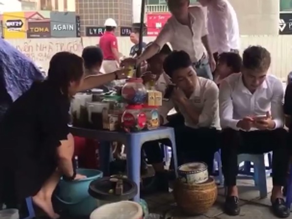 Bóc mẽ cô gái trẻ rửa chân trong xô trà đá xong rót bán cho hàng loạt khách - ảnh 2