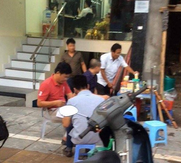 Bóc mẽ cô gái trẻ rửa chân trong xô trà đá xong rót bán cho hàng loạt khách - ảnh 4