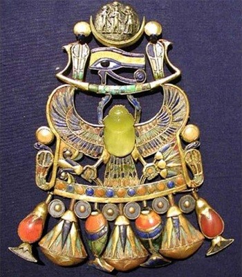 Mặt dây chuyền bọ hung chế từ sao chổi của vua Tutankhamun - ảnh 1