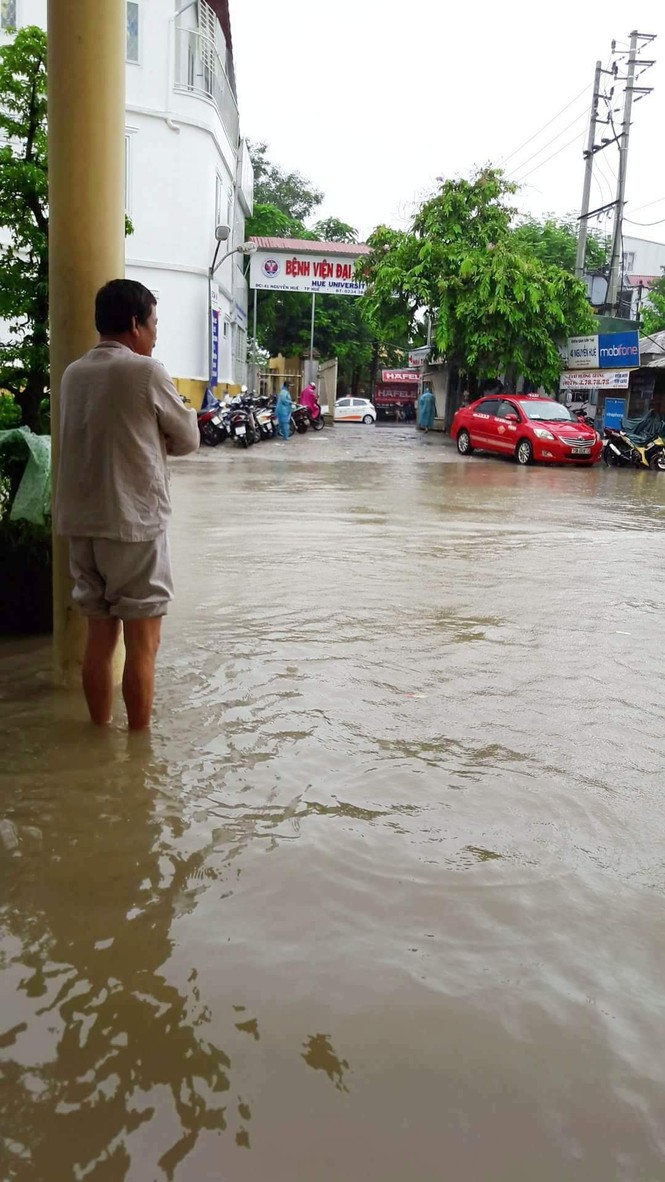Đường phố Huế thành sông sau cơn mưa lớn - ảnh 7