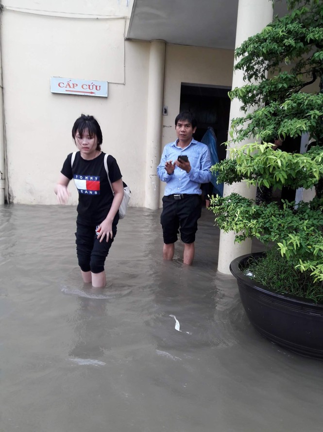 Đường phố Huế thành sông sau cơn mưa lớn - ảnh 8