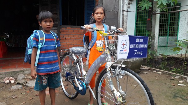 Nâng bước đến trường cho hai chị em mồ côi - ảnh 1