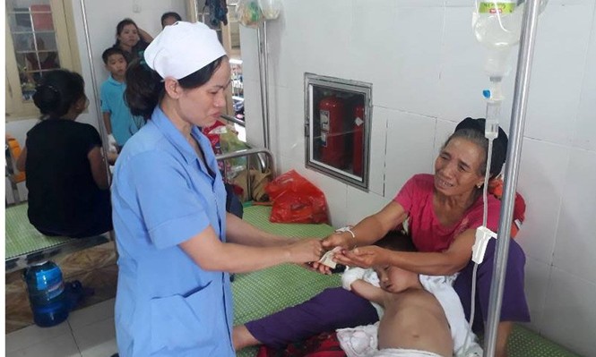 Nghịch xăng trong lúc chơi đùa, bé 4 tuổi bỏng nặng - ảnh 1