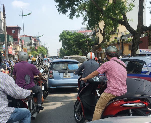 Tắc nửa con phố, nhân viên Công ty Cây xanh bình chân tỉa cây - ảnh 3