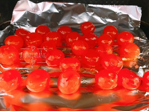 Trứng muối: Nguyên liệu không thể thiếu cho nhiều món ăn hấp dẫn - ảnh 1