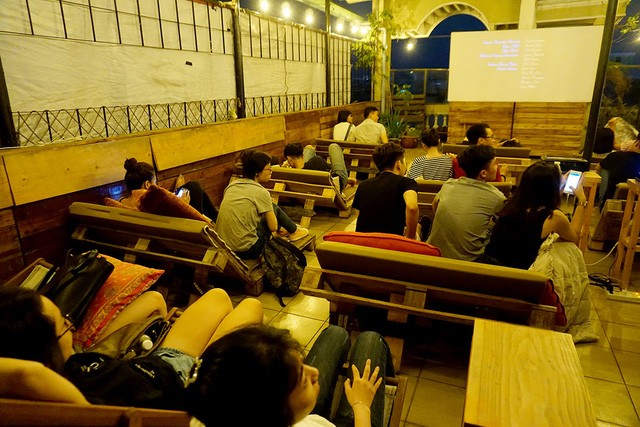 Rạp chiếu trên sân thượng thu hút giới trẻ Sài Gòn - ảnh 7