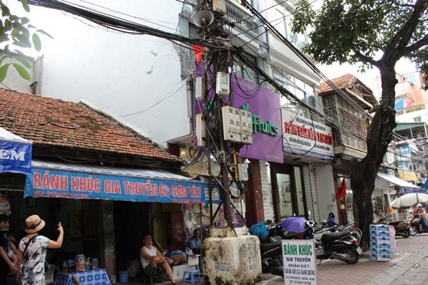 Những cột điện 100 tuổi cuối cùng trên phố Hà Nội - ảnh 9