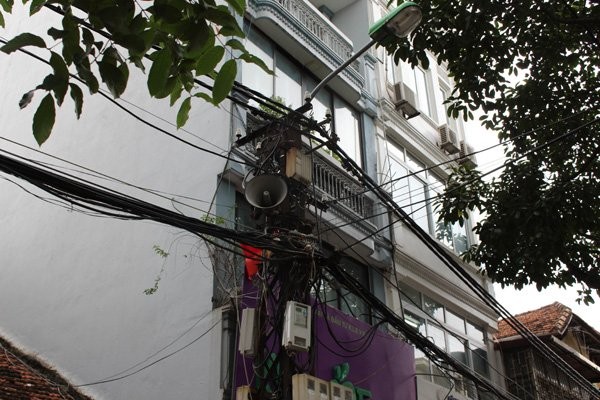 Những cột điện 100 tuổi cuối cùng trên phố Hà Nội - ảnh 10