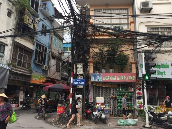 Những cột điện 100 tuổi cuối cùng trên phố Hà Nội - ảnh 11