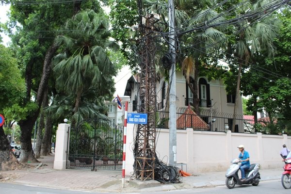 Những cột điện 100 tuổi cuối cùng trên phố Hà Nội - ảnh 1