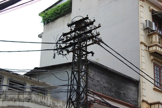 Những cột điện 100 tuổi cuối cùng trên phố Hà Nội - ảnh 2