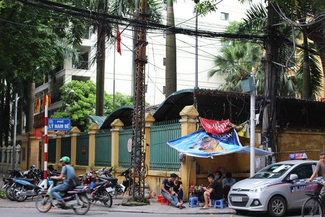 Những cột điện 100 tuổi cuối cùng trên phố Hà Nội - ảnh 5