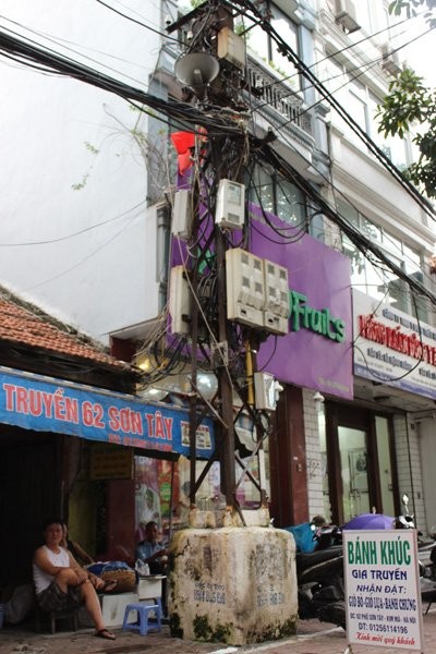 Những cột điện 100 tuổi cuối cùng trên phố Hà Nội - ảnh 7