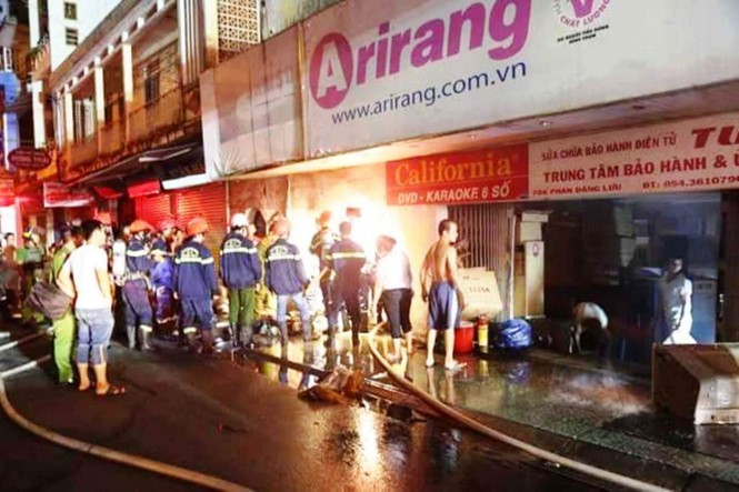 Cửa hàng điện máy bất ngờ bốc cháy trong đêm - ảnh 1