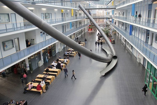 Choáng với cầu trượt khổng lồ ở đại học Đức - ảnh 1
