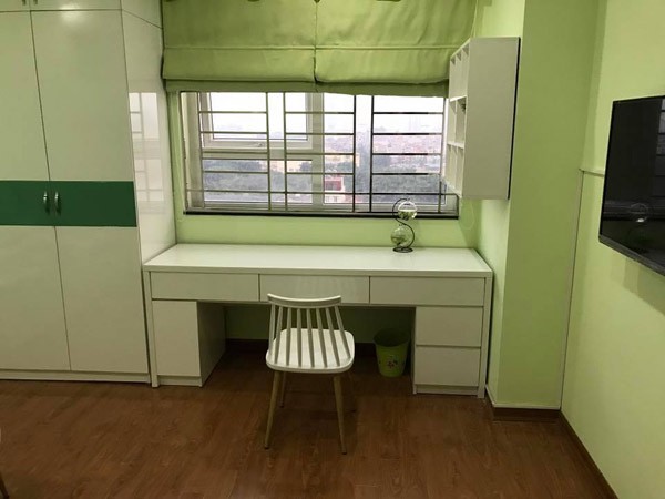 Chân dung thầy giáo trẻ gây ‘sốt’ vì sở thích ‘cuồng’ màu xanh - ảnh 1