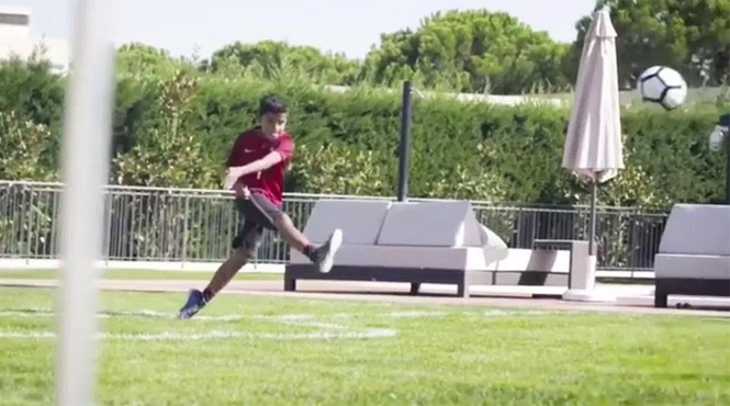 Con trai học tuyệt chiêu sút phạt của Ronaldo - ảnh 1