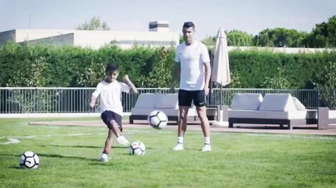 Con trai học tuyệt chiêu sút phạt của Ronaldo - ảnh 2