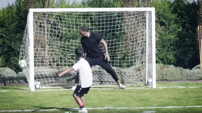 Con trai học tuyệt chiêu sút phạt của Ronaldo - ảnh 3