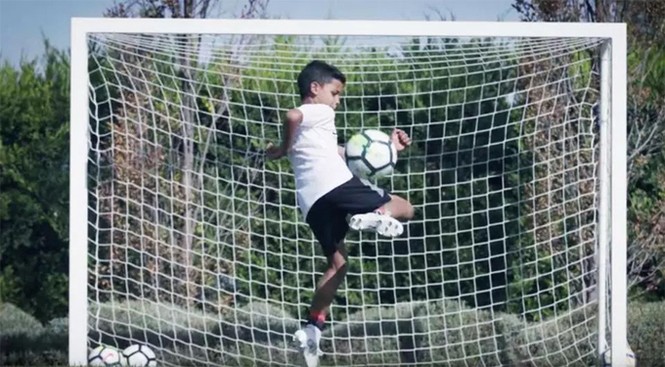 Con trai học tuyệt chiêu sút phạt của Ronaldo - ảnh 5
