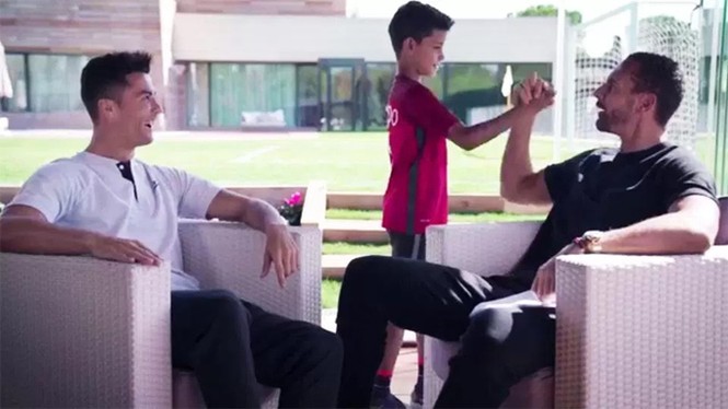 Con trai học tuyệt chiêu sút phạt của Ronaldo - ảnh 7