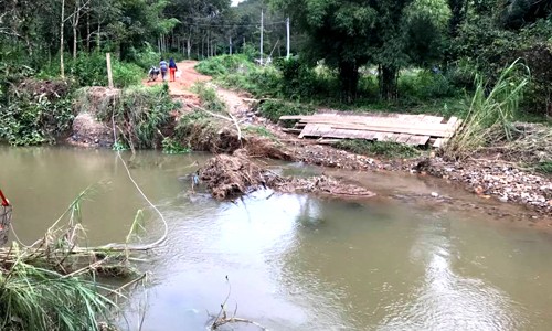 Cầu sập, học sinh ngồi lồng sắt qua sông - ảnh 1
