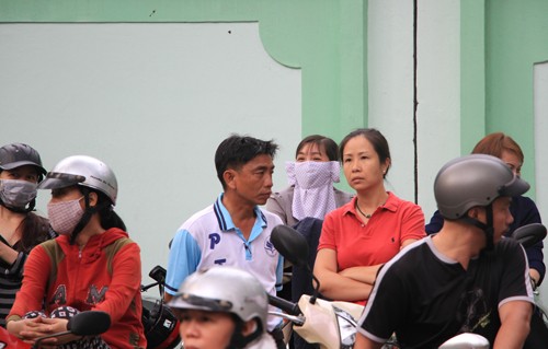 Tránh kẹt xe, học sinh TP HCM tiếp tục học lệch giờ - ảnh 1