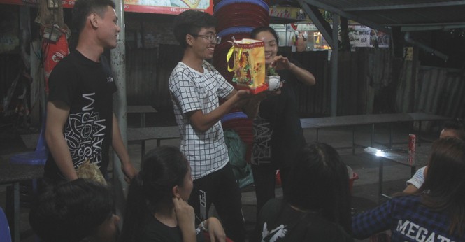 Nhóm bạn trẻ trượt patin rước đèn mừng Trung thu - ảnh 6