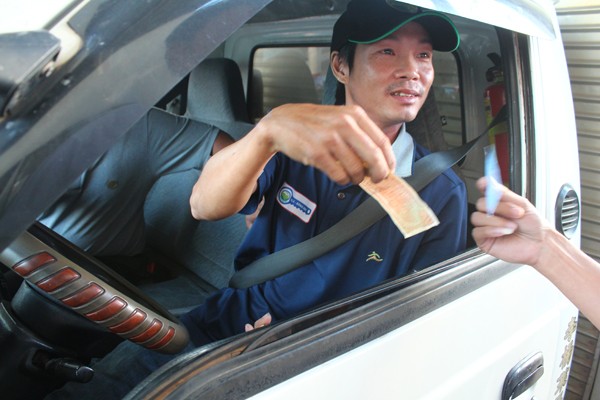 Tài xế dùng tiền lẻ, BOT tuyến tránh Biên Hòa ùn tắc kinh hoàng - ảnh 2