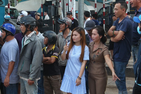 Tài xế dùng tiền lẻ, BOT tuyến tránh Biên Hòa ùn tắc kinh hoàng - ảnh 1