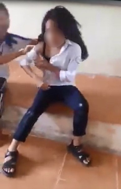 Xôn xao, nữ sinh Hà Nội bị nhóm bạn hành hung lột đồ ngay tại lớp học - ảnh 1