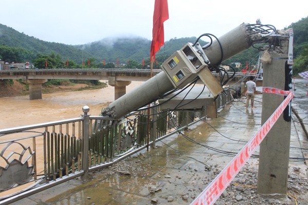 Thanh Hóa: Hàng chục cột điện cao thế đổ gục, 6 bản bị cô lập vì nước lũ - ảnh 2