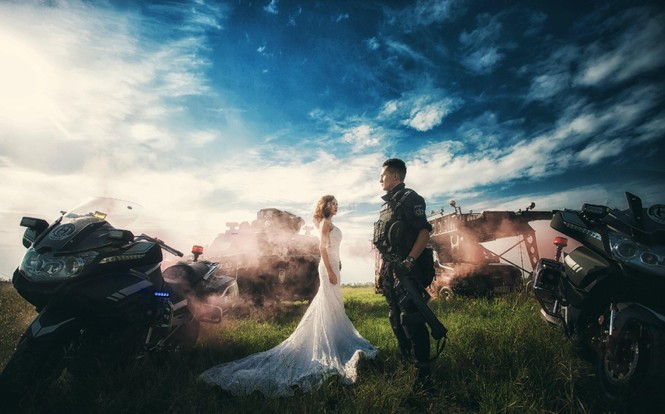Chàng cảnh sát đặc nhiệm điển trai đưa hôn thê vào khu huấn luyện chụp ảnh cưới - ảnh 7
