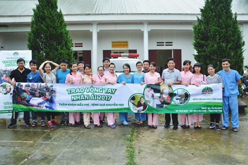 Bệnh viện Hồng Ngọc làm chương trình “Trao vòng tay nhân ái” tại Phú Thọ - ảnh 10