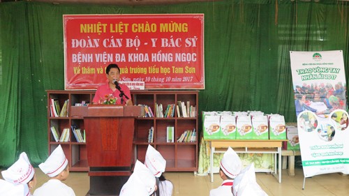 Bệnh viện Hồng Ngọc làm chương trình “Trao vòng tay nhân ái” tại Phú Thọ - ảnh 1