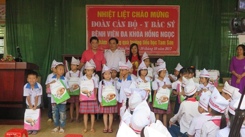 Bệnh viện Hồng Ngọc làm chương trình “Trao vòng tay nhân ái” tại Phú Thọ - ảnh 2