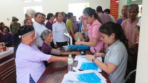 Bệnh viện Hồng Ngọc làm chương trình “Trao vòng tay nhân ái” tại Phú Thọ - ảnh 5